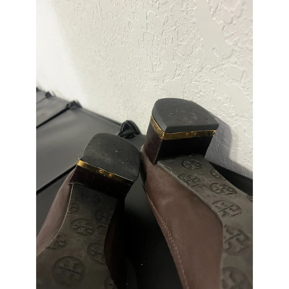 Tory Burch Reva Block Heel Pump Womens 9.5 Brown Gold Logo Medallion EUC‎